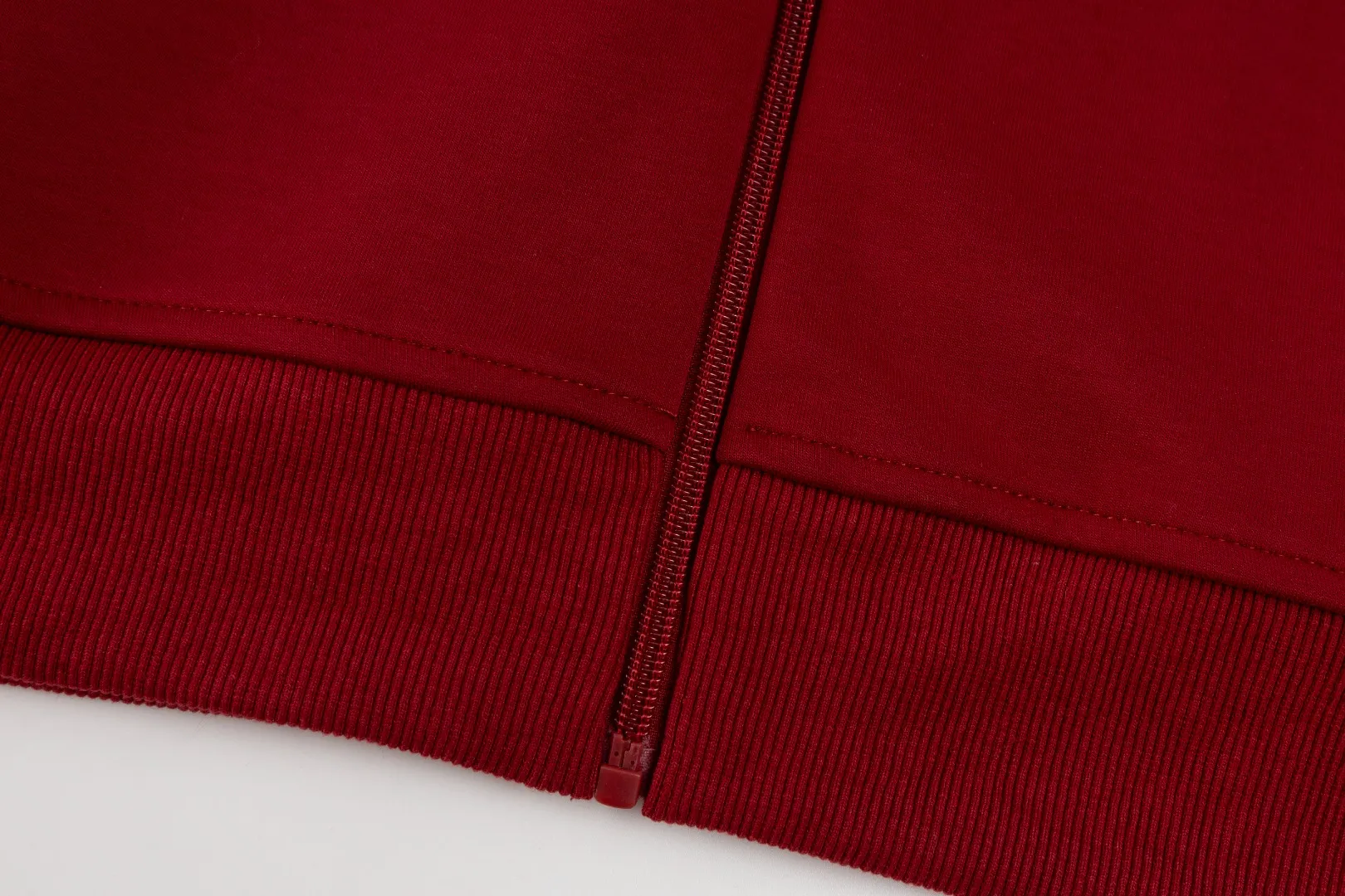 P236 #R95 Ralph Lauren/Ralph Lauren Twelve Color Pony🐎 Embroidered zipper cardigan jacket hooded sweatshirt This hooded sweatshirt is decorated with a simple style that represents Ralph Lauren. It is paired with a pony embroidery pattern. The three-dimensional solid color fabric and exquisite embroidery instantly set it off! Hooded sports design, loose and casual fit! The overall texture is very strong! Through the pictures, we can feel the thickness and texture of custom-woven and dyed threads. The workmanship is exquisite. They are shipped from major foreign trade factories. They are all made by masters with many years of experience. Everything is of high standards and requirements! Simple and versatile style ~ super delicate and soft, close to the body without being tied, all fabrics and accessories are original custom-made and of high quality! Perfectly reflects the brand’s sense of superiority! Standard cut, comfortable stretch, unrestricted movement! Highly practical, high-end and classy! Versatile style ~ can be paired with jeans or jogging pants. Ideal for transitioning from your morning commute to weekend events!  Color: Black with red label Black with white label Khaki Navy blue with red label Navy blue with white label White Light gray Dark gray Burgundy Army green Light blue Pink Size: S M L